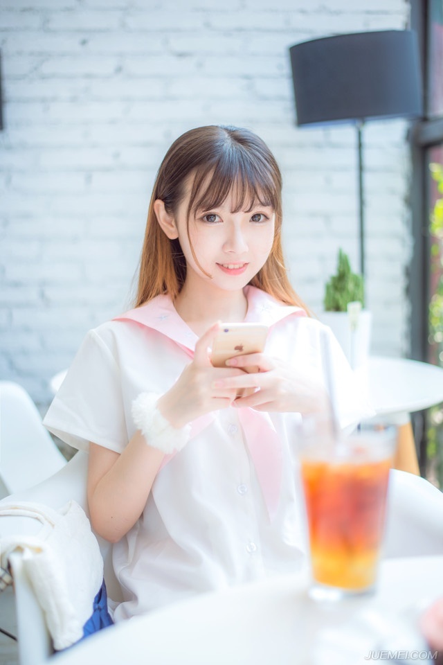 在这城市里,我相信一定会有那麼一个人,想著同样的事情,怀著相似的频率,在某站寂寞的出口,安排好了与我相遇